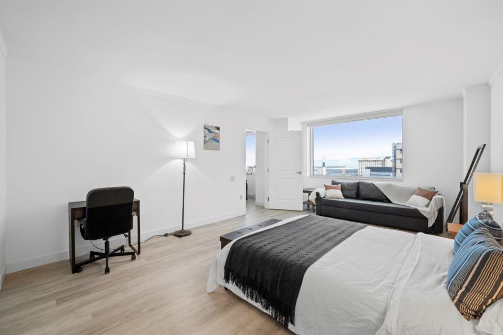 Two Bold Beachfront By Cozysuites Apartment
