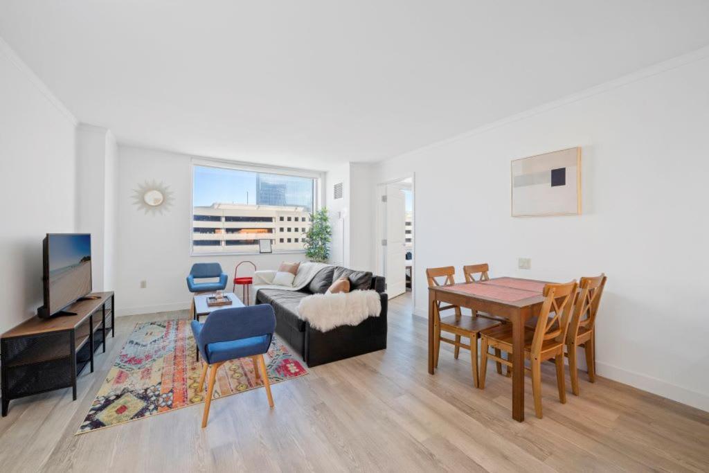 Two Bold Beachfront By Cozysuites Apartment *